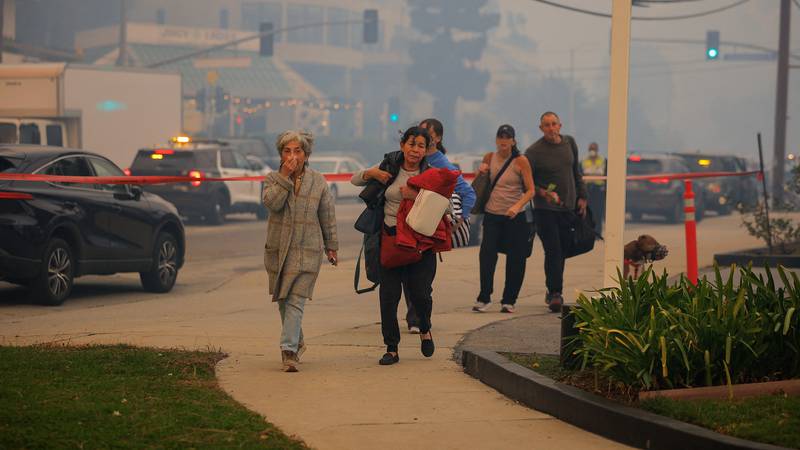 2025 01 07t213508z 1097808350 rc295cajtwpp rtrmadp 3 california wildfires FOTO Razbuktao se požar u Los Angelesu: Ljudi panično bježe iz svojih domova. 'Zaglavili smo!'